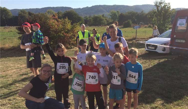 Einige Teilnehmer des Lauf-Kids nach dem Zieleinlauf mit den beiden Trainerinnen.