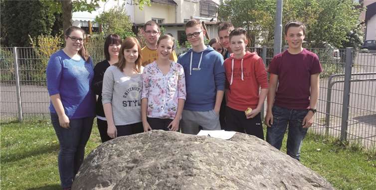 Einige Teilnehmer nach einer Gruppenarbeit bei schönem Wetter. privat