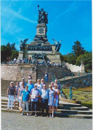 Einige Teilnehmer vor dem Niederwald–Denkmal.  Uschi Schneider