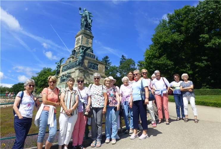 Einige Teilnehmerinnen positionierten sich für ein Gruppenfoto vor dem Denkmal.  Foto: privat