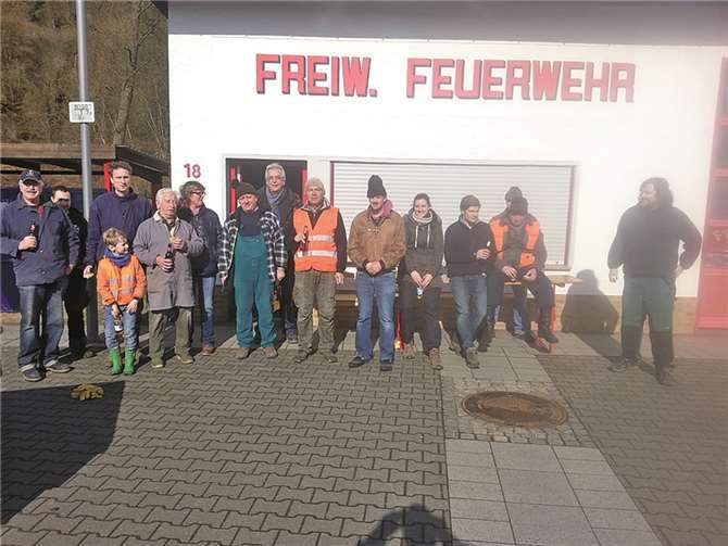 Einige Unkelbacherinnen und Unkelbacher sammelten den Unrat an Wegesrändern, am Bach und sogar am Rhein ein, damit sich alle an der Schönheit des erwachenden Frühjahres erfreuen können. privat