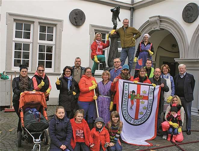 Einige Vereinsmitglieder der Karnevalsgesellschaft Kowelenzer Schängelcher reinigten zum ersten Mal den Schängelbrunnen. Dabei gab es viel zu tun.privat