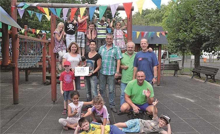 Einige Vertrauensleute der Gewerkschaft ver.di bei der Übergabe der 300 Euro an die Leiterin des Haus des Kindes, Iris Fuchs (links). Privat