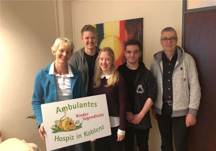 Einige Vertreter des Abi-Jahrgangs konnten zusammen mit Schulseelsorger Andreas Bühler 371,40 Euro an Ute Bohnstengel vom Ambulanten Kinder- und Jugendhospiz übergeben.