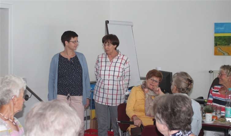 Einige Vitalpilze stellte die Heilpraktikerin Andrea Otten den zahlreich erschienenen Frauen des Offenen Frauentreffs, die auf Einladung der Gleichstellungsbeauftragten der VG Puderbach Ute Starrmann in den Diakonie-Treff in Puderbach zusammengekommen waren, in ihrem interessanten Vortrag vor.privat