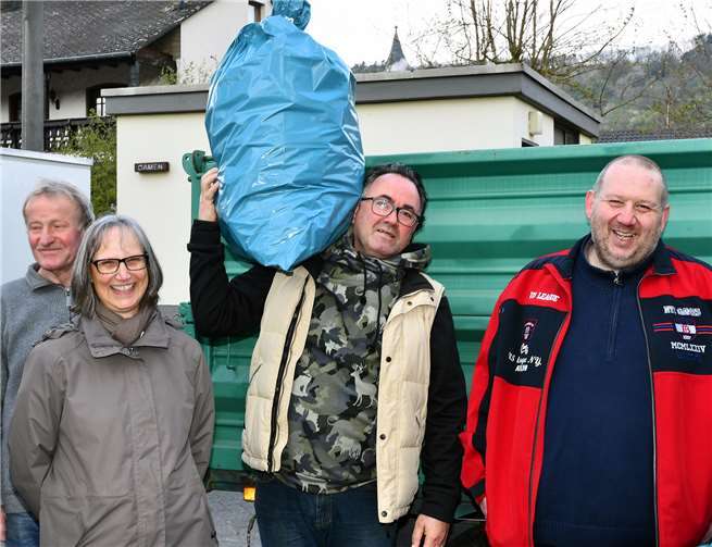 Einige Westumer Bürger hatten schon vorab mehrere Säcke voll Unrat gesammelt. Foto: -RASCH-