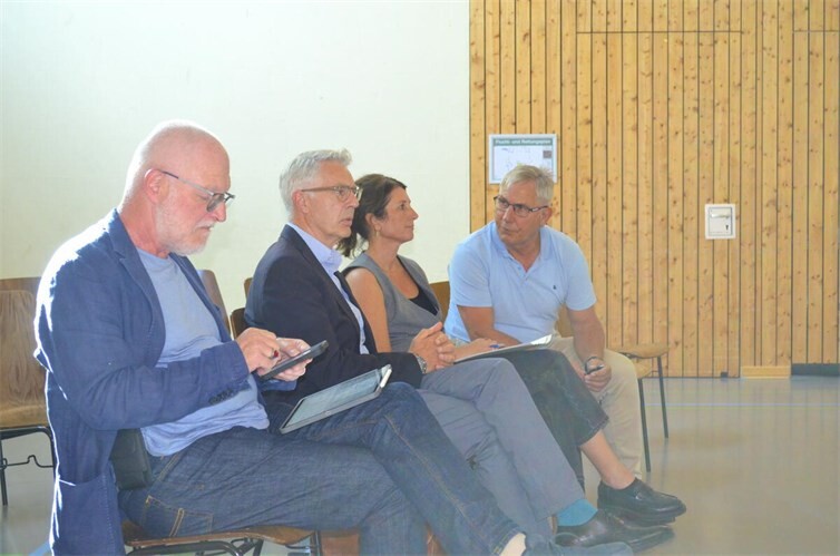 Einige Zuschauer, 2.v.links der Rechtsexperte Dr. Stefan Meiborg.  Foto:AKS