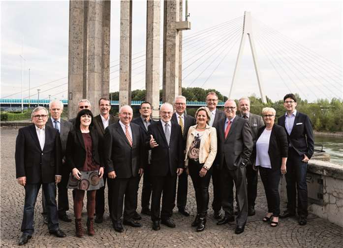 Einige der Erstunterzeichner der Wählerinitiative trafen sich mit Nikolaus Roth am Pegelturm (v.l.:) Manfred Scherrer, Jürgen Moritz, Petra Jonas, Rainer Litz, Sven Lefkowitz, Klaus Pinkemeyer, Dieter Mees, Nikolaus Roth, Peter Gütler, Eva Frömgen, Rainer Kaul, Fredi Winter, Manfred Wertgen, Petra Grabis und Michael Mang. fotodesign - gegenlicht.de