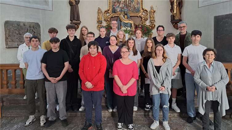 Einige der Firminteressierten aus Kruft, Kretz und Nickenich mit dem Katechetenteam (von links) Monika Bermel, Pfarrer Norbert Missong, Stefanie Kennert, Wolfgang Weber und Monika Leinz. Foto: Peter Schüller