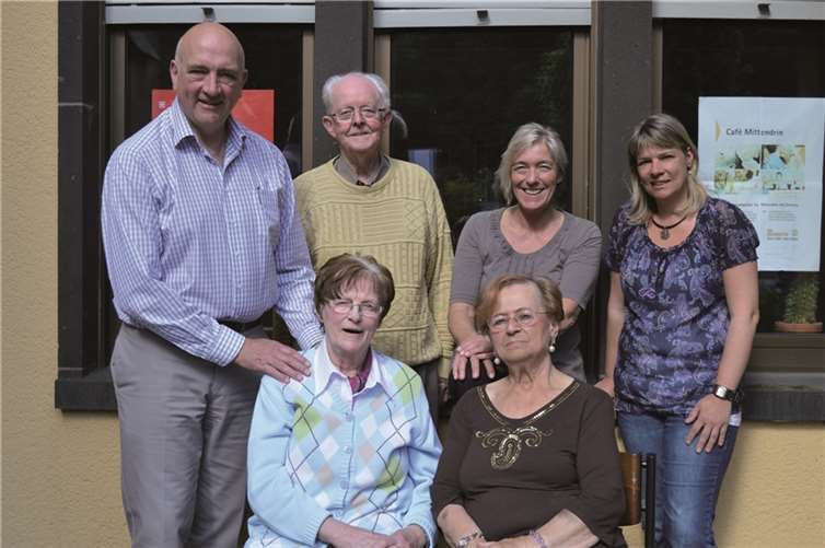 Einige der Gäste des Seniorentreffs „Café Mittendrin“ Bad Breisig mit Thomas Edwards (h.l.) und weiteren Betreuern (h.r.). privat