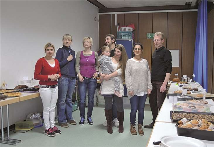 Einige der Helfer kurz vor dem Ansturm auf das vielfältige Kuchenbuffet.privat