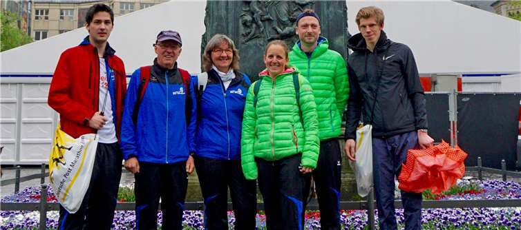 Einige der Lauffreunde aus Westum kurz vor dem Start zum Halbmarathon. privat