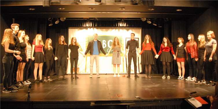 Einige der Mitglieder des Ensembles mussten sich zeitgleich mit den Proben und dem Lernen der Texte auf die schriftliche und mündliche Abiturprüfung vorbereiten. Beides ist ihnen gut gelungen.