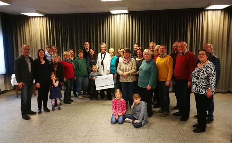 Einige der Paten der Nieverner Adventsfensteraktion waren bei der Übergabe des Spendenschecks an den Verein „Helft uns leben“ e.V. dabei. Fotos: Privat