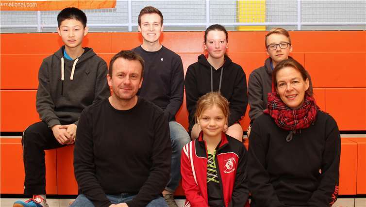 Einige der Spieler des BSC Güls, die am Wochenende im Einsatz waren, gemeinsam mit ihren Trainern Dagmar Junker und Thorsten Krams (hinten von links): Yifan Chen, Paul Noth, Pia Wilbert, Daniel Root. Vorn von links: Thorsten Krams, Emma Weiske, Dagmar Junker.Alexandra Schäfer/BSC Güls