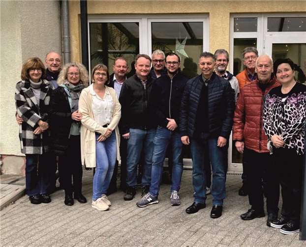 Einige der Sponsoren, Vorstandsmitglieder, die Heimleitung und die ausführende Firma bei der Besichtigung und „In-Dienststellung“ der Terrassenüberdachung. Foto: privat