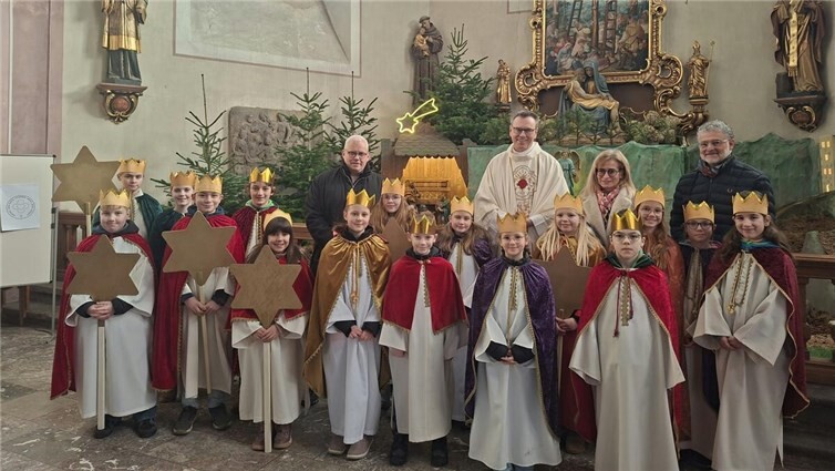 Einige der Sternsinger mit dem Verantwortlichen Dr. Christoph Seiwert, Pastor Norbert Missong und den Engagierten Sandra Rheindorf-Weber und Wolfgang Weber. Foto: Susanne Ochtendung