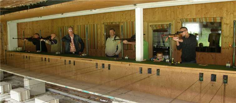 Einige der Teilnehmer am Schießstand.Privat