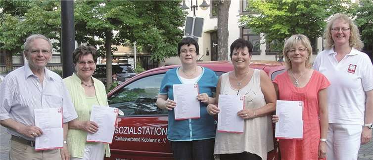 Einige der Teilnehmer bei der Übergabe der Schulungszertifikate durch Caritasmitarbeiterin Gudrun Niggemann (r.).privat