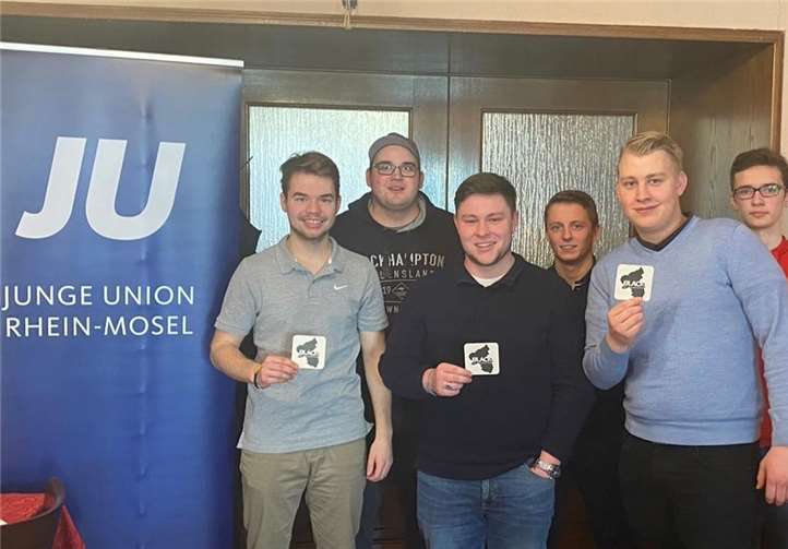 Einige der Vorstandsmitglieder bei der sogenannten „Bierdeckelchallenge“. Foto: privat