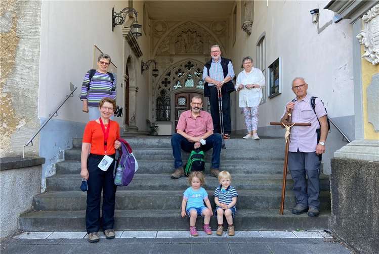 Einige der Wallfahrer auf der Treppe zur Klosterkirche. Foto: privat
