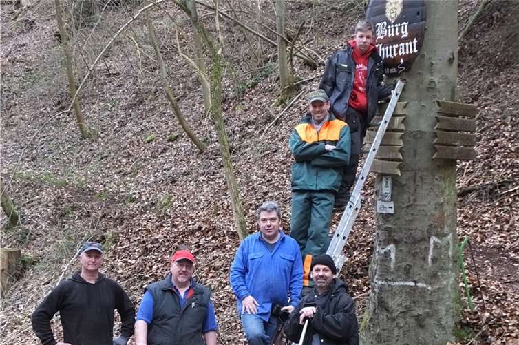 Einige der am „Projekt Zick-Zack-Pfad“ beteiligten Schaffer der „Interessengemeinschaft Historisches Alken“ und der „Legatio ex Colonia Agrippinensis“ im Alkener Bachtal. privat