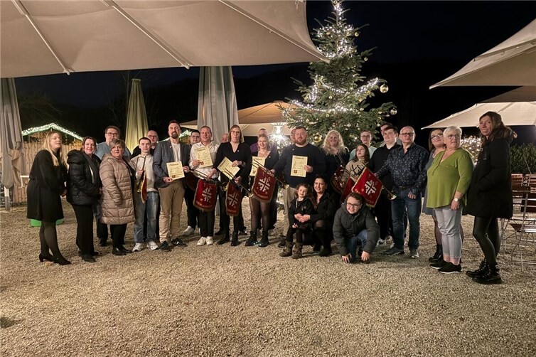 Einige der anwesenden Musikerinnen und Musiker wurden für treue Mitgliedschaft im Fanfarenzug geehrt.Fotos: privat