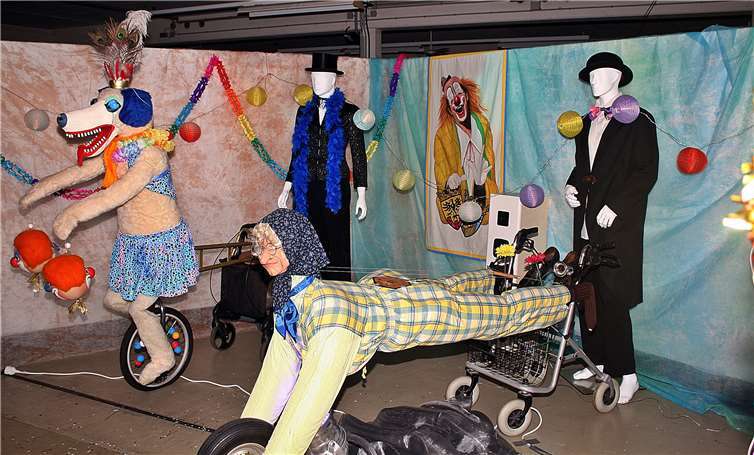 Einige der ausgestellten Kostüme undPuppen, die von Heinz Degen geschaffen wurden.