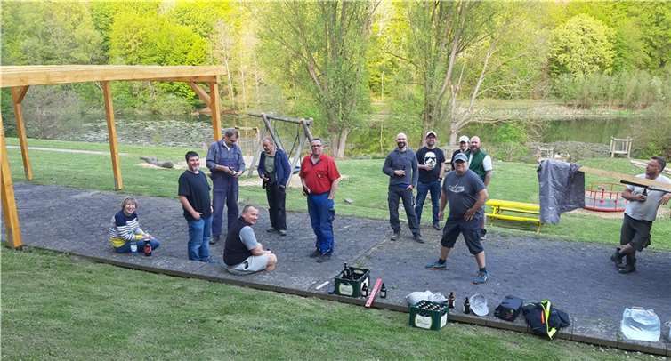 Einige der ehrenamtlichen Helfer in einer Pause, links die neue Pergola. Quelle: Ortsgemeinde Rieden