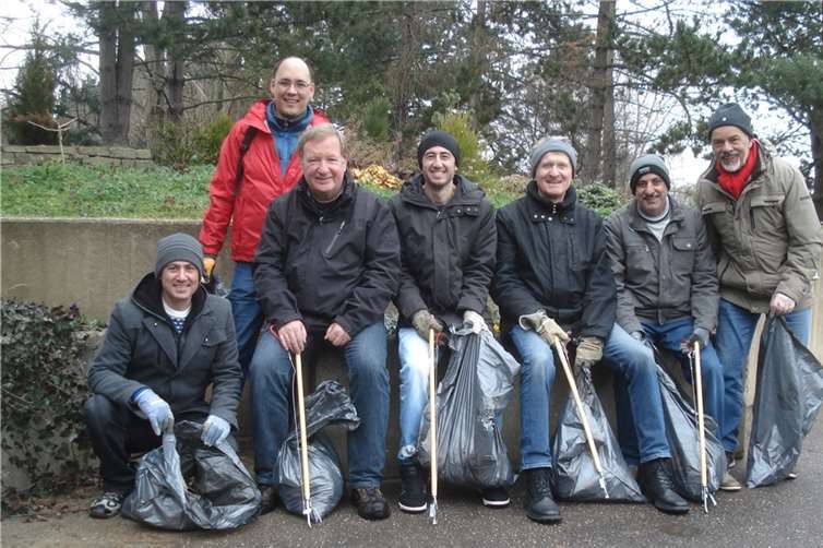 Einige der eifrigen Teilnehmer an der Reinigungsaktion kamen zum Foto zusammen.privat