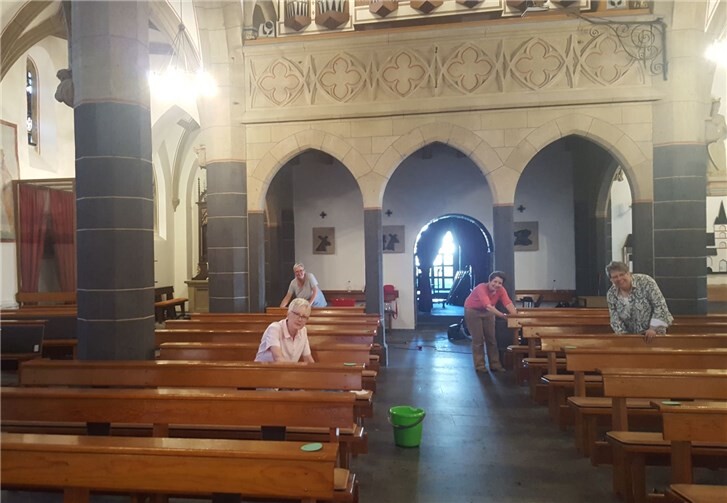 Einige der fleißigen Helfer bei der Reinigung der Kirche. Foto: privat