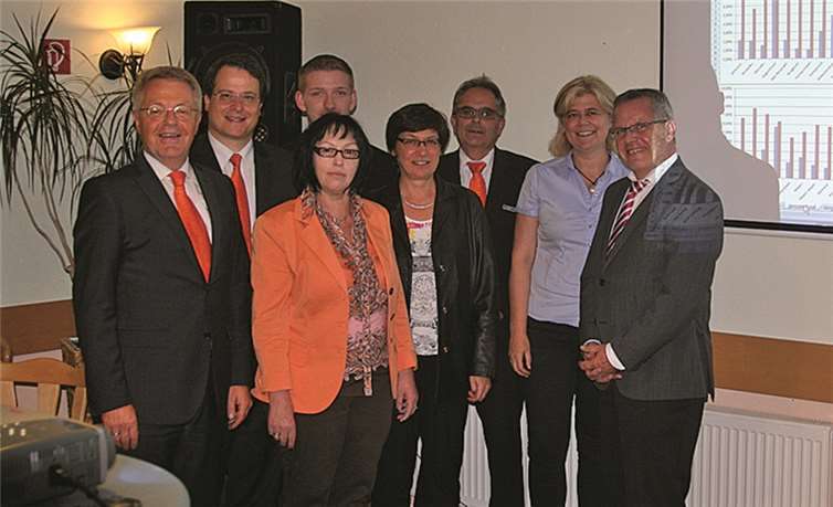 Einige der fleißigen Helfer, die am Wahlabend die Stimmen auszählten (v.l.): Elmar Schmitz, Markus Müller, Jan Riske, Silvia Klein, Gisela Dieringer, Harald Link, Petra Durben, Rudolf Mies.privat