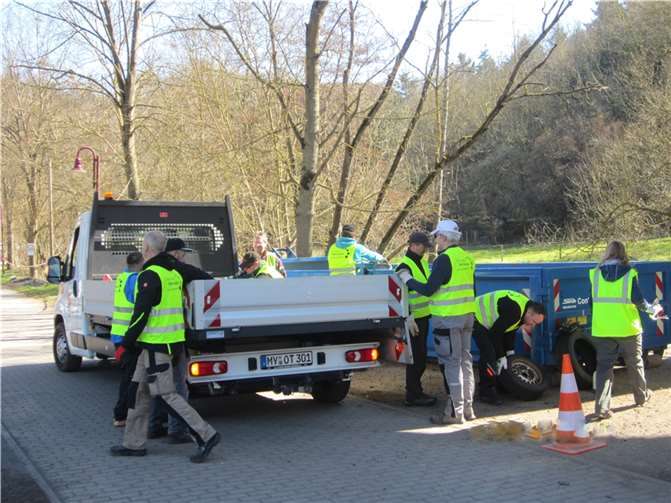 Einige der fleißigen Helferinnen und Helfer mit Gemeindefahrzeug und Müllcontainer auf dem Dorfplatz in Trimbs.  Foto: privat