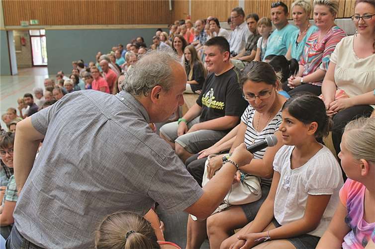 Einige der kommenden Schüler mussten sich den Fragen des stellvertretenden Schulleiters Martin Becker (li.) stellen.