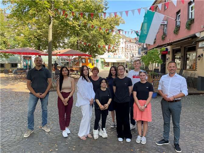 Einige der neuen MitarbeiterInnen der Kindertagesstätten konnten Bürgermeister Björn Ingendahl und Büroleiter Marc Göttlicher persönlich begrüßen. Foto: Verena Weyl