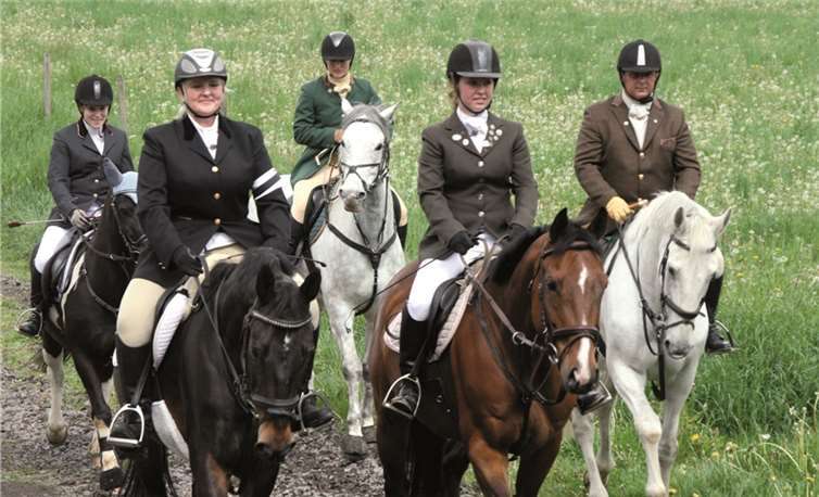 Einige der teilnehmenden Reiter/Innen der Frühjahrsschleppjagd 2014. Privat