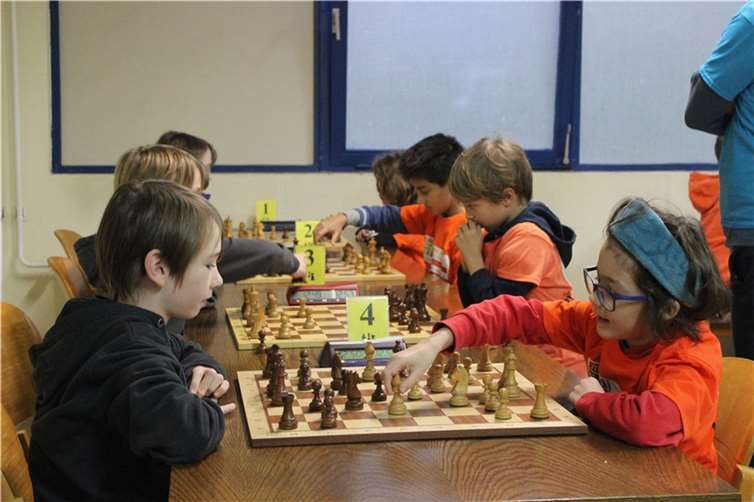 Einige der teilnehmenden Schülerinnen und Schüler während des Spiels.