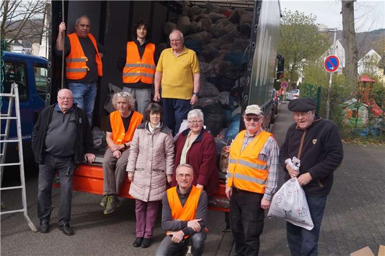 Einige der vielen Helferinnen und Helfer bei der Kolping-Kleider-Straßensammlung an einem sonnigen Samstagvormittag im April 2023.  Foto: Kolping St. Martin