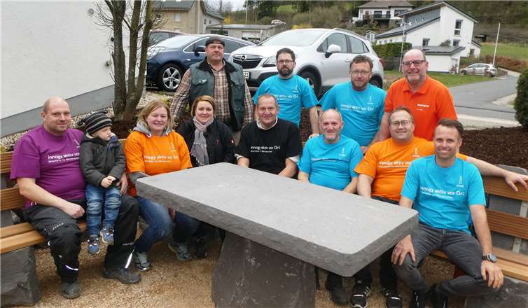 Einige der vielen freiwilligen Helfer nach der letzten Aktion, dem Verteilen des Mulches. Foto: privat
