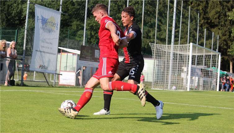 Wiedtaler wehrten sich erfolgreich Einige der wenigen Entlastungsangriffe. Hier versucht sich Sascha Becker, gegen Leverkusens Julian Baumgartlinger durchzusetzen.