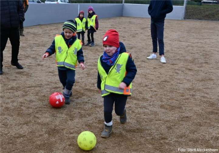 Einige hochmotivierte Fußballerinnen und Fußballer aus der benachbarten KiTa nahmen die Fläche umgehend in Besitz und freuten sich offensichtlich sehr über die neue Spielmöglichkeit.  Foto: Stadt Meckenheim