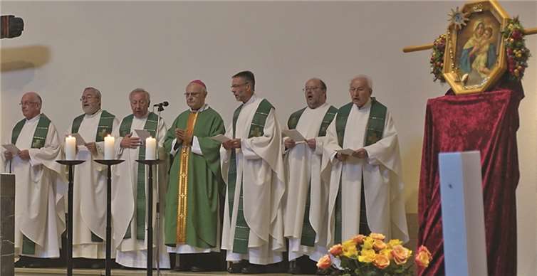 Einige hundert Pilger waren am Sonntag zusätzlich dabei, um mit Erzbischof em. Robert Zollitsch in der Pilgerkirche die heilige Messe zu feiern.