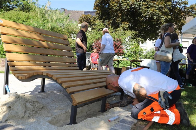 Einige neue Sitzgelegenheiten wurden fachgerecht montiert.