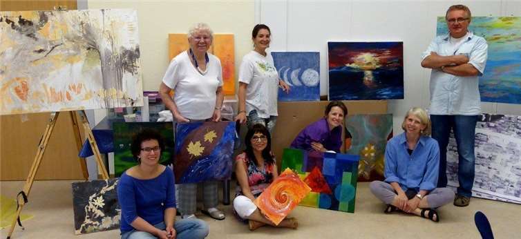 Einige stolze Teilnehmer mit ihren gespachtelten Bildern.privat