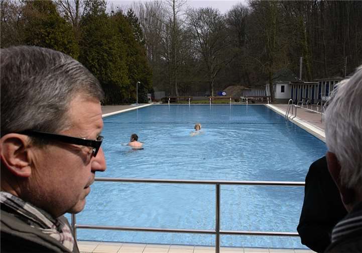 Einige unerschrockene Schwimmer wagten bei Außentemperaturen um den Gefrierpunkt ins 24,5 Grad warme Nass.