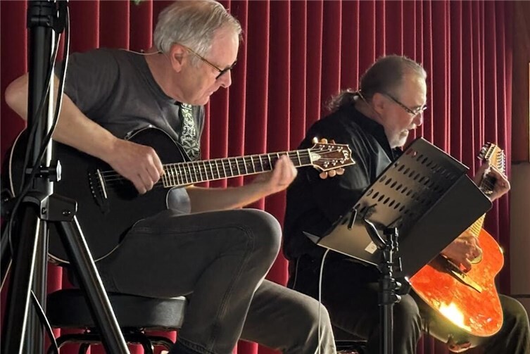 Einige wenige Gitarrenakkorden genügten, um vertraute Melodien und mit ihnen jede Menge Erinnerungen wieder aufleben zu lassen.