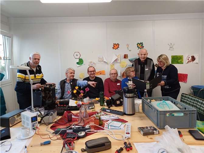 Einiges zu tun gibt es für die fleißigen Kräfte des Reparatur-Treffs.  Foto: Monika Thurn/MGH