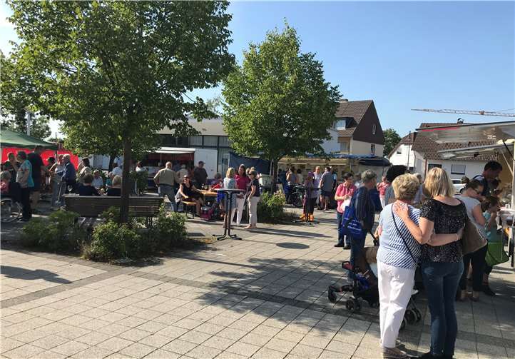 Einkauf und Schwatz auf dem Mondlöscherplatz.Foto: privat