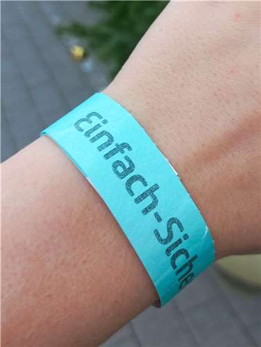 Einkaufen im 2G-Modus ohne ständige Kontrollen: In Neuwied ist das auch weiterhin möglich, da die zunächst bis Ende Dezember befristete Bändchen-Aktion von Deichstadtfreunden und Stadtverwaltung fortgeführt wird.Foto: privat