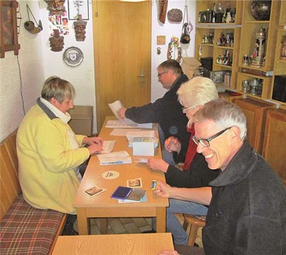 Einladungen werden kuvertiert...